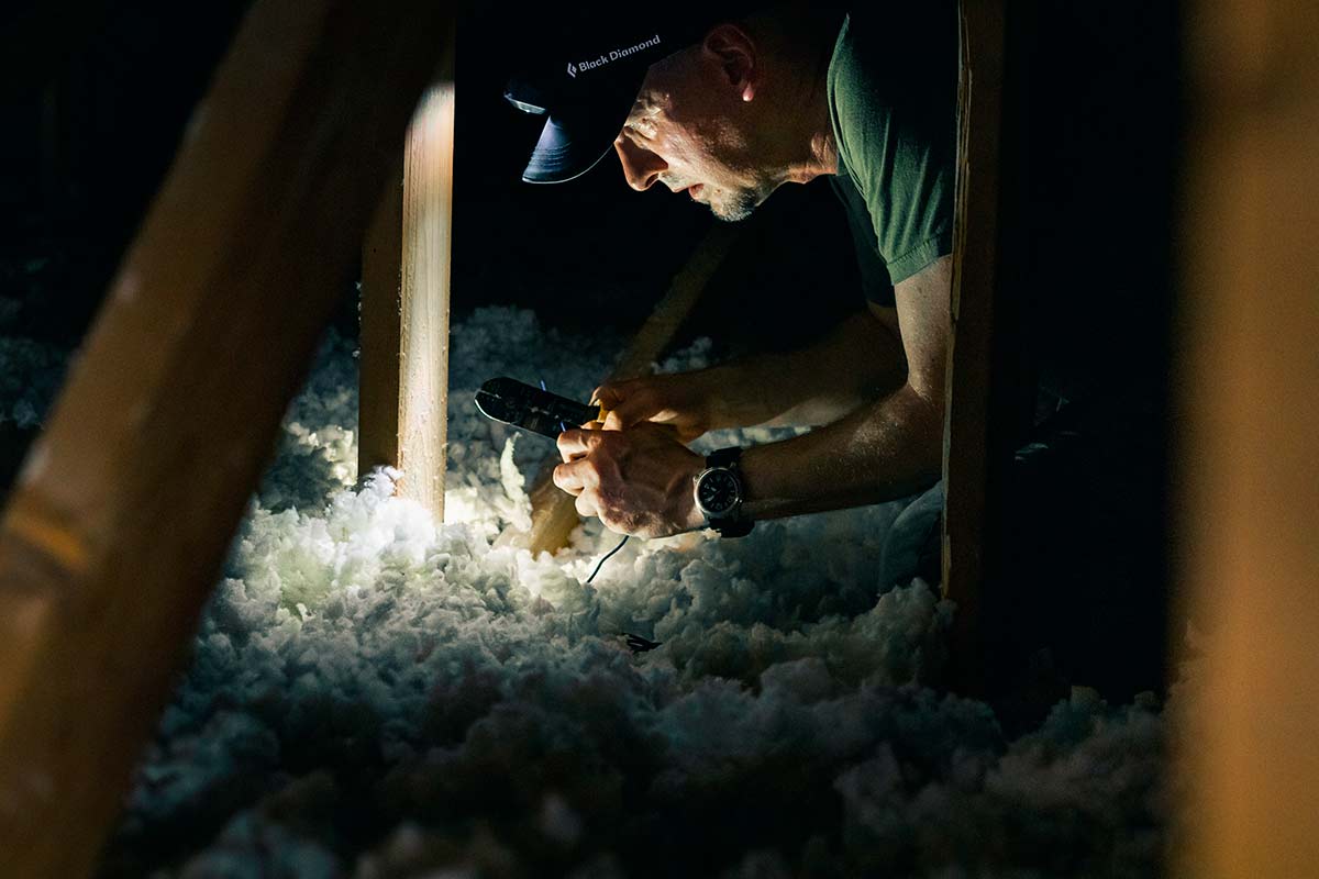 homme réalisant des travaux d'isolation