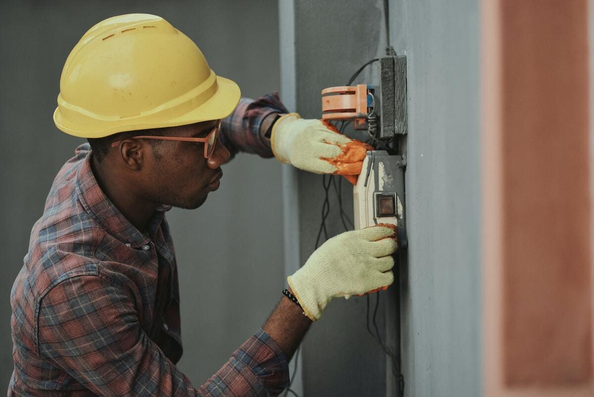technicien installation d'un sous compteur électrique